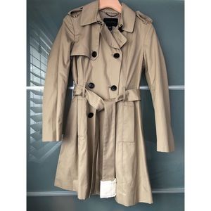 BNWT Banana Republic Trench Coat in size XS Petite